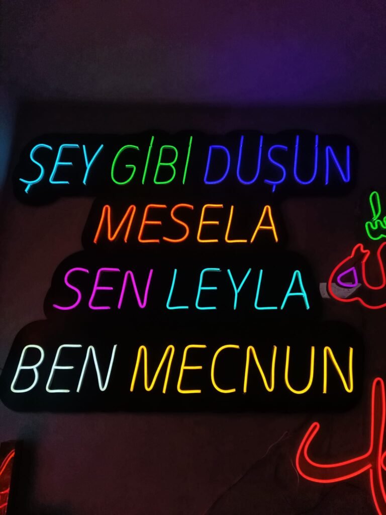 Renkli neon yazılarla hazırlanmış dekoratif duvar uygulaması