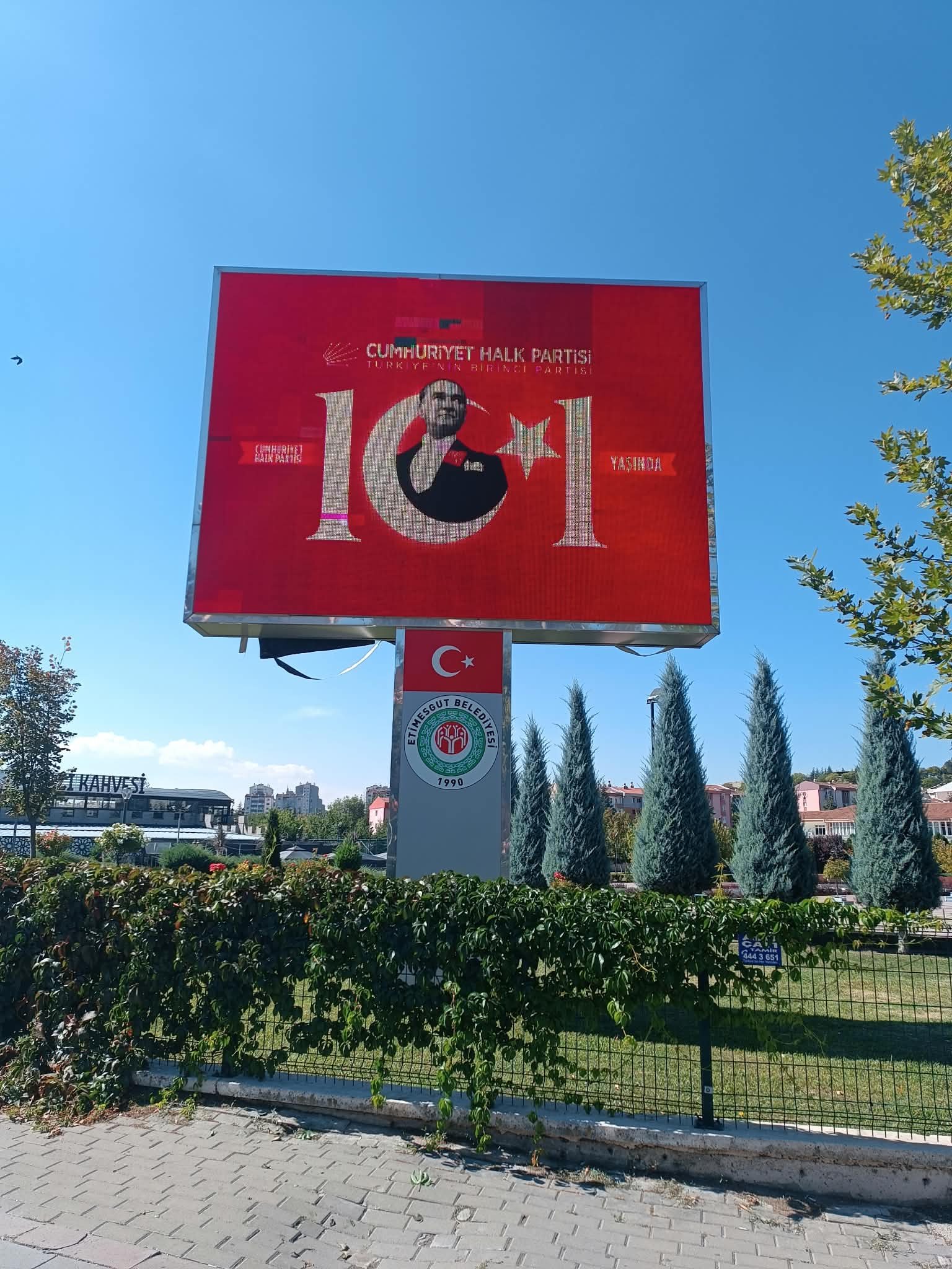 Etimesgut Belediyesi amblemli dış mekân LED totemin genel görünümü.